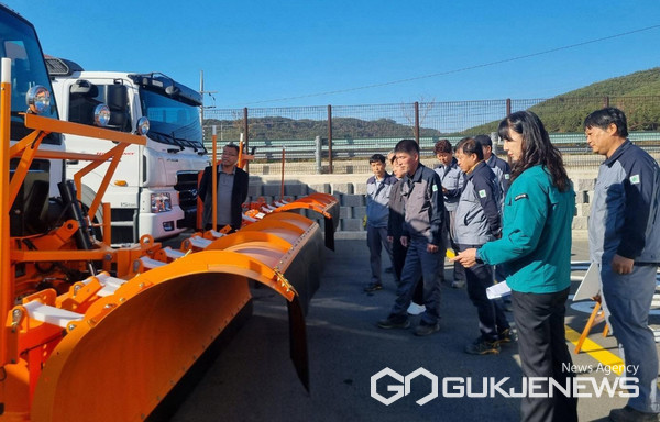 (사진제공=진주시)진주시가 동절기 도로 제설 대책과 관리현황 등을 사전 점검했다