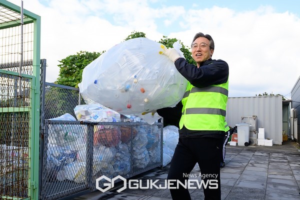 오순문 서귀포시장은 지난 23일 시민과의 소통강화를 위한 환경분야 체험활동으로 동홍동재활용도움센터(서귀포시 동홍중앙로 99)에서 일일 분리배출 도우미로 활동했다.[사진=서귀포시청]