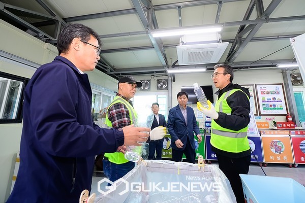 오순문 서귀포시장은 지난 23일 시민과의 소통강화를 위한 환경분야 체험활동으로 동홍동재활용도움센터(서귀포시 동홍중앙로 99)에서 일일 분리배출 도우미로 활동했다.[사진=서귀포시청]