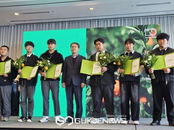 ‘감귤 장학금’ 수상 학생들.  장학금 수여자들은 농업 계열 종사 의지가 있고, 관련 활동 실적이 있는 도내 고교생 및 대학생으로 고교부문 각 100만원, 대학부문 각 200만원의 장학금이 지급됐다.[사진=문서현 기자]