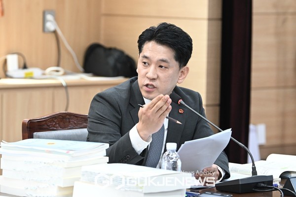 제주도의회 예산결산특별위원회 한권 부위원장이 제주도정의 재정건정성, 재정안정성, 재정신뢰성, 재정계획성을 심각하게 우려해야한다는 지적을 제기했다.[사진=제주도의회]