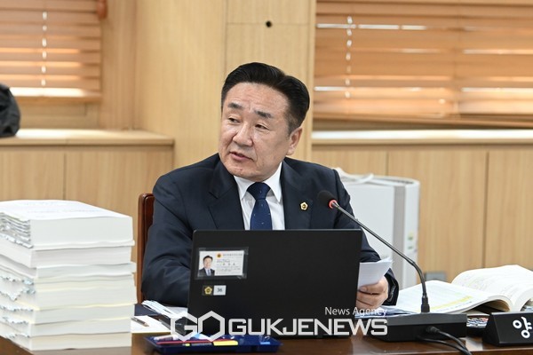 25일 제433회 제주도의회 제2차 정례회 예산결산특별위원회 제1차 회의에서 더불어민주당 양경호 의원은 전 도민 버스요금 무료화 방안을 제시했다.[사진=제주도의회]