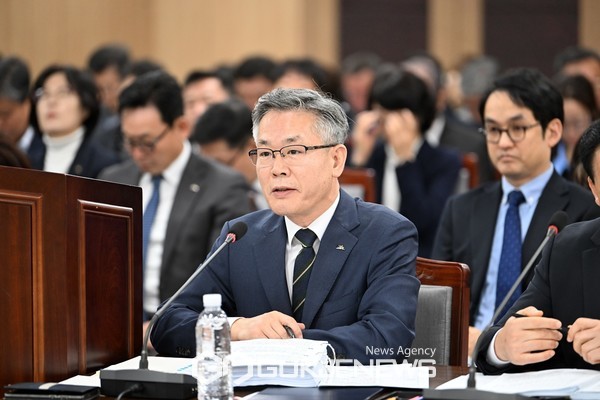 양경호 의원이 제안한 전 도민 버스비 무료화에 대해 진명기 제주도 행정부지사는 는 장기적으로는 충분히 검토할 가치가 있는 내용"이라며 "재정 부담 문제 등 사회적 합의가 필요한 부분이 있다"고 답했다.[사진=제주도의회]