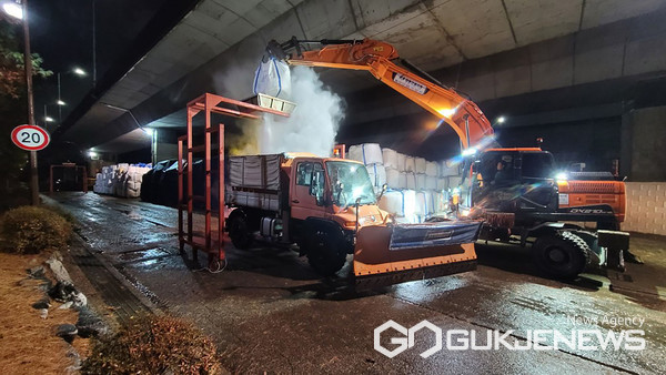 성남시, 첫 눈 대비 취약지역 밤샘 제설작업…시민 출근길 안전 총력 (사진=성남시)