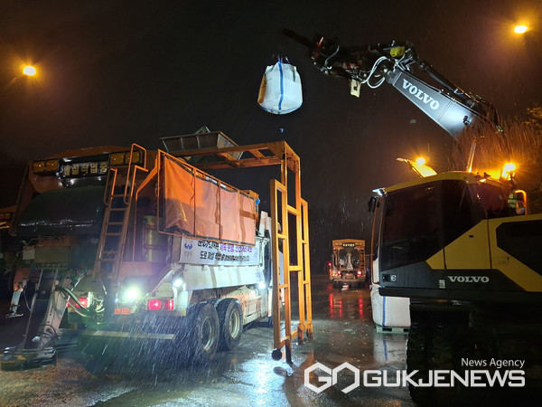 성남시, 첫 눈 대비 취약지역 밤샘 제설작업…시민 출근길 안전 총력 (사진=성남시)