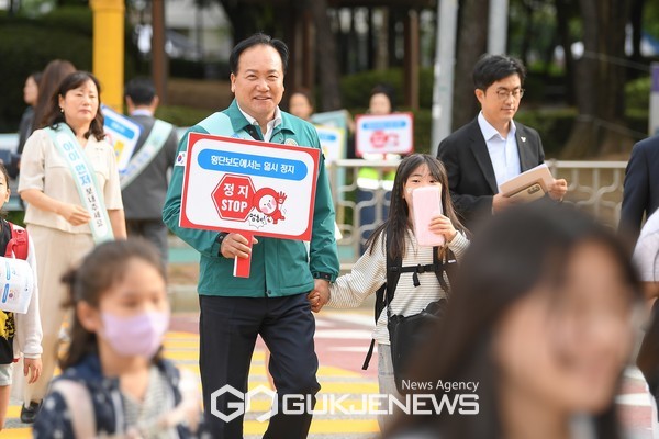 ▲ 지난 9월 25일 이권재 시장이 ‘아이 먼저’ 어린이 교통안전 캠페인에 동참하고 있다.[사진제공=오산시]