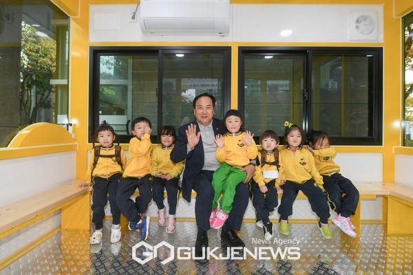 ▲ 지난 1일 이권재 시장이 새싹스테이션 9호 개소식을 갖고 아이들과 기념촬영을 하고 있다.[사진제공=오산시]
