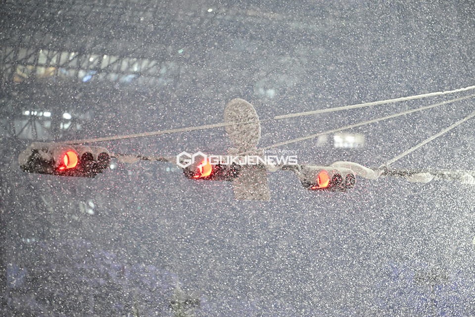 첫눈 내린 도심, 기상청은 대설경보 발령 (사진=안희영 기자)