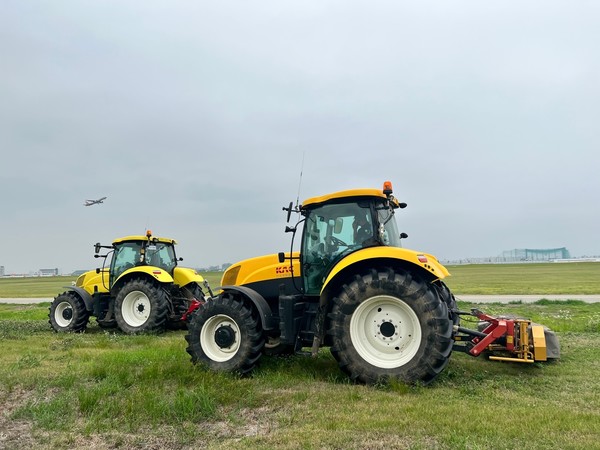 김포공항 이동지역 삭초작업 모습(사진제공=한국공항공사)
