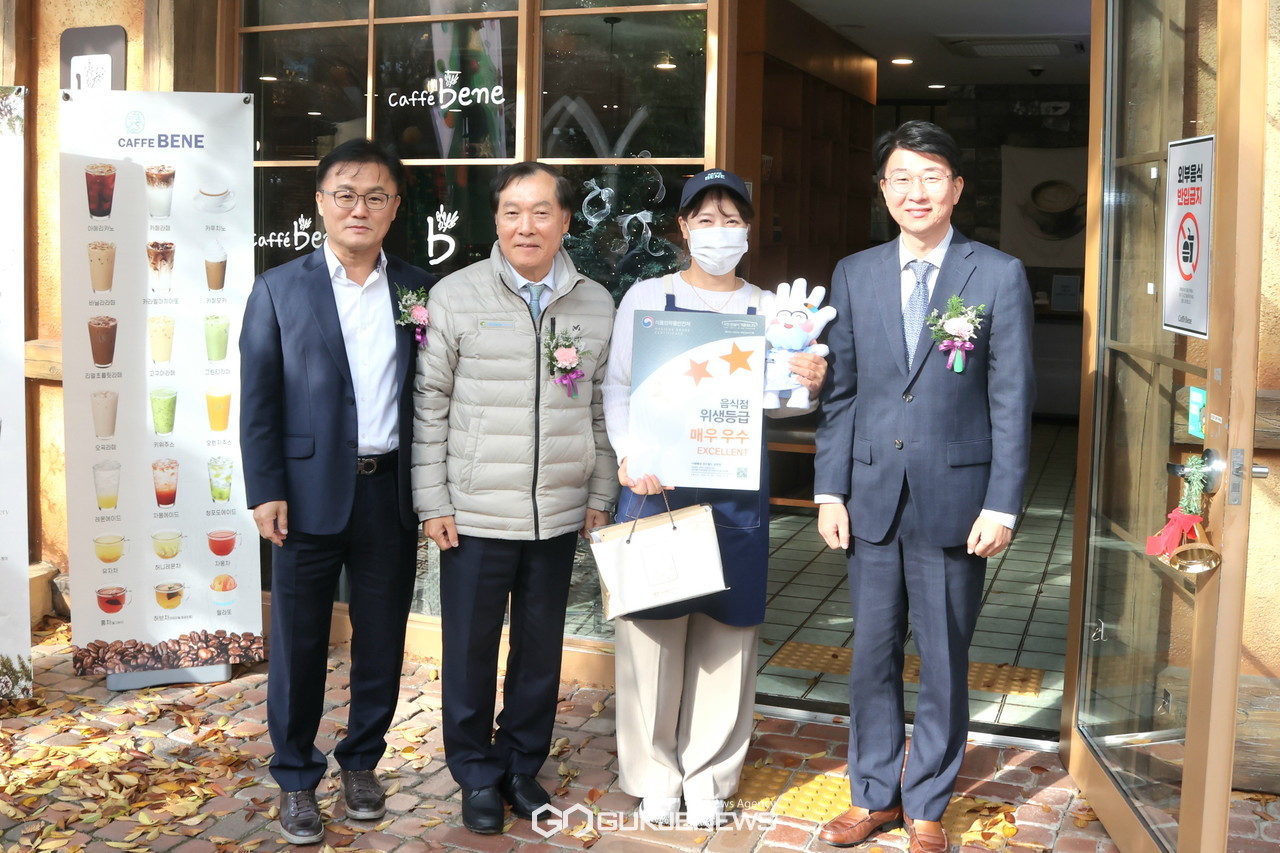 (제공=경주시) 식품안전존 현판식 (송호준 부시장, 정원기 경주월드 대표, 업주 사장님, 최대원 식약처 식품소비안전국장)