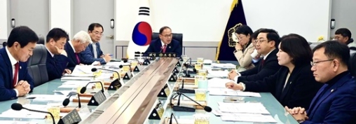 지난 25일, 충남 서산시의회가 서산시비정규직지원센터의 직영에 대해 의원 정책 간담회를 개최하고 있다(사진/서산시비정규직지원센터)