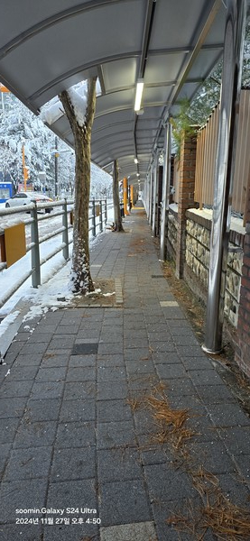 블로그에 올라온 경기도 용인시 상갈동 보라초등학교 보행로에 설치된 캐노피 사진. [제공=전자영 경기도의원]
