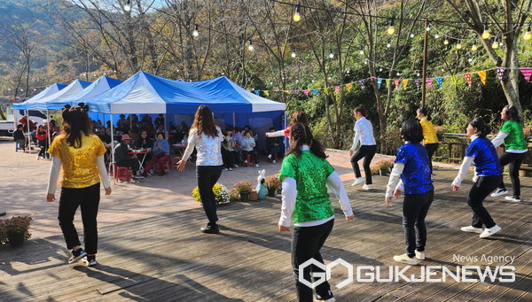 한국자유총연맹 의령읍위원회는 지정면 사랑의 집 봉사활동을 벌였다.