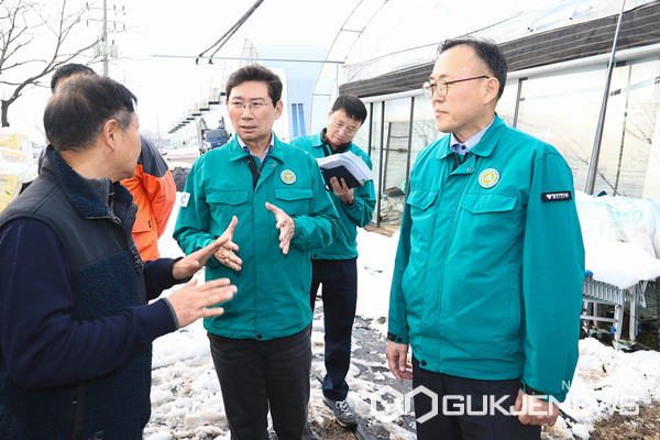 ▲이상일 용인시장이 1일 이한경 행정안전부 차관과 폭설 피해를 입은 처인구 남사읍 진목리 화훼농가 현장을 방문해 농가의 목소리를 듣고있다.(사진=용인시)