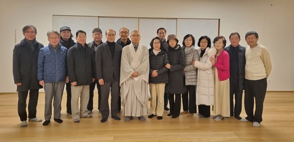 불교리더스포럼 환경분과위원회(회장 정연만, 간사 심무경)회원들이 일행 달마사 주지 스님으로부터 법회를 듣고 함께했다.(국제뉴스=박종진 기자)