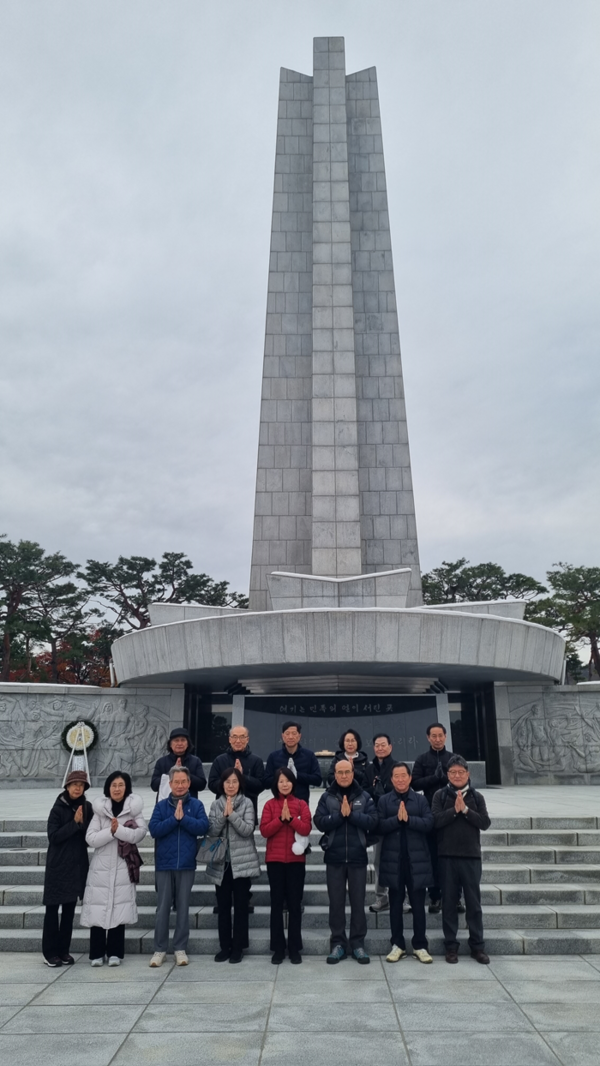 불교리더스포럼 환경분과위원회(회장 정연만, 간사 심무경) 서울국립현충원 참배.(국제뉴스=박종진 기자)