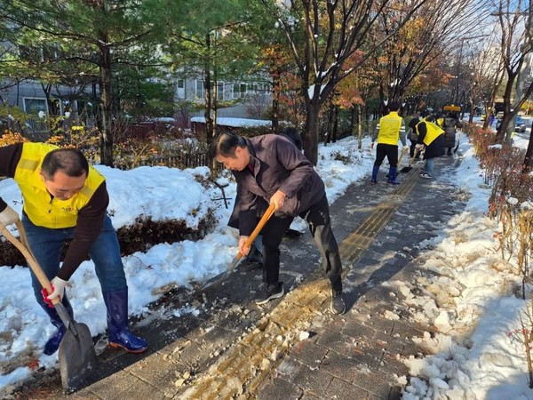 기록적인 폭설로 인해 재설 작업에 참여하고  피해 지역을 살피는 전성수 서초구청장 (사진/전성수 구청장 페이스북)