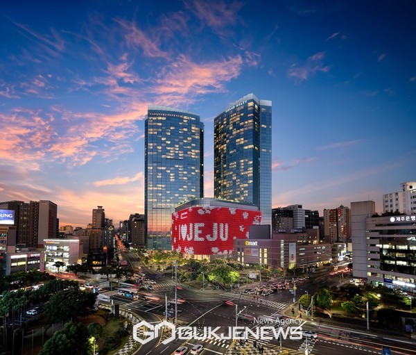 롯데관광개발은 제주 드림타워 복합리조트 개관 4주년을 맞아 제주도민을 대상으로 역대급 혜택을 제공한다. 응모기간은 오는 13일까지며, 당첨자 발표일은 제주 드림타워 개관일인 오는 12월18일(수)로 당첨자에게 개별 통보될 예정이다.[사진=롯데관광개발]