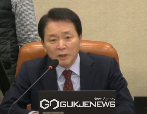 5일 충남 서산시ㆍ태안군에 지역구를 둔 성일종 국방위원장이 국방위원회 전체회의에서  회의를 주제하고 있다(사진/독자 제공)