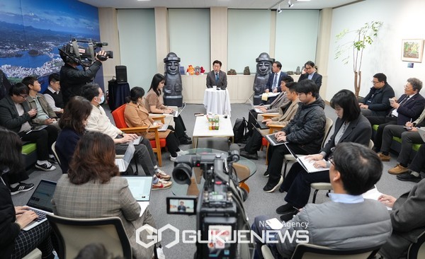 오영훈 지사는 5일 오전 열린 출입기자단과 간담회에서 윤석열 대통령이 임기내 상급종합병원 지정 약속이 가장 타격을 받을 수 있는 요소"라고 인정했다.[사진=제주도]