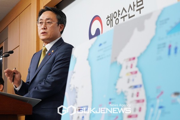 강도형 해양수산부 장관이 지난 3일 정부세종청사에서 브리핑을 열고 '수산·양식분야 기후변화 대응 종합계획'에 대해 설명하고 있다.