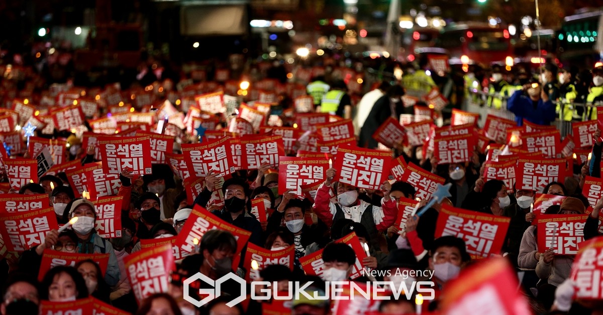 (서울=국제뉴스)서울 중구 태평로에서 열린 촛불행동 김건희 특검 윤석열 퇴진 12차 전국집중 촛불대행진에서 참가자들이 피켓을 들고 구호를 외치고 있다. /사진=원명국 기자