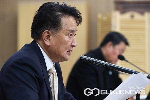 김영환 지사가 9일 확대간부회의를 주재하고 있다.(제공=충북도청)