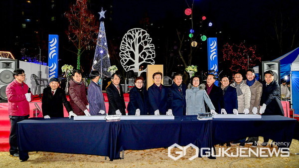 (사진제공=진주시)‘제9회 진주크리스마스트리 참빛문화축제