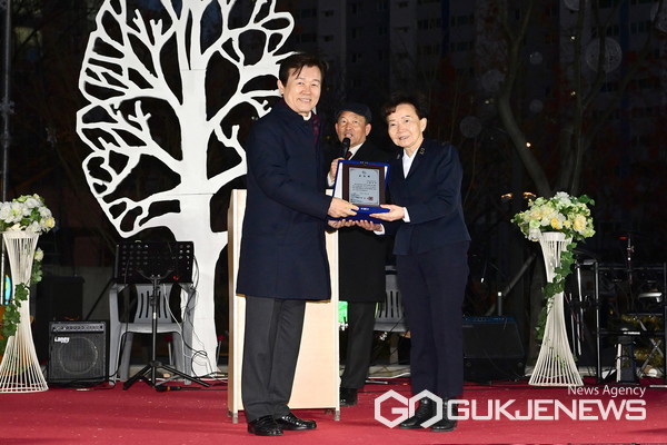 (사진제공=진주시)‘제9회 진주크리스마스트리 참빛문화축제