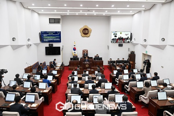 제주도의회는 10일 제434회 임시회 본회의에서 '윤석열 대통령 즉각 하야 및 탄핵 촉구 긴급 결의안'을 재석 의원 41명 중 찬성 30명, 기권 11명으로 가결했다.[사진=제주도의회]