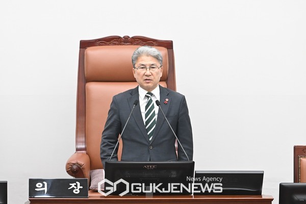 이상봉 도의장은 이날  임시회 개회사에서 12월 3일 비상계엄을 내란행위로 규정하고 "대한민국의 헌법정신을 바로 세우고, 민주주의 가치를 새롭게 정립하는 길은 탄핵"이라고 말했다.[사진=제주도의회]