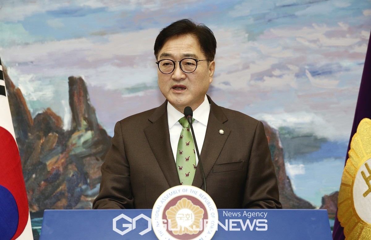 ▲우원식 국회의장은 11일 오전 국회 의장접견실에서 기자회견을 열고 헌법 제61조 1항 국회의 국정조사권에 따라 '위헌 불법 12.3 비상계엄 국정조사를 추진하겠다고 밝히고 있다./사진=원명국 기자