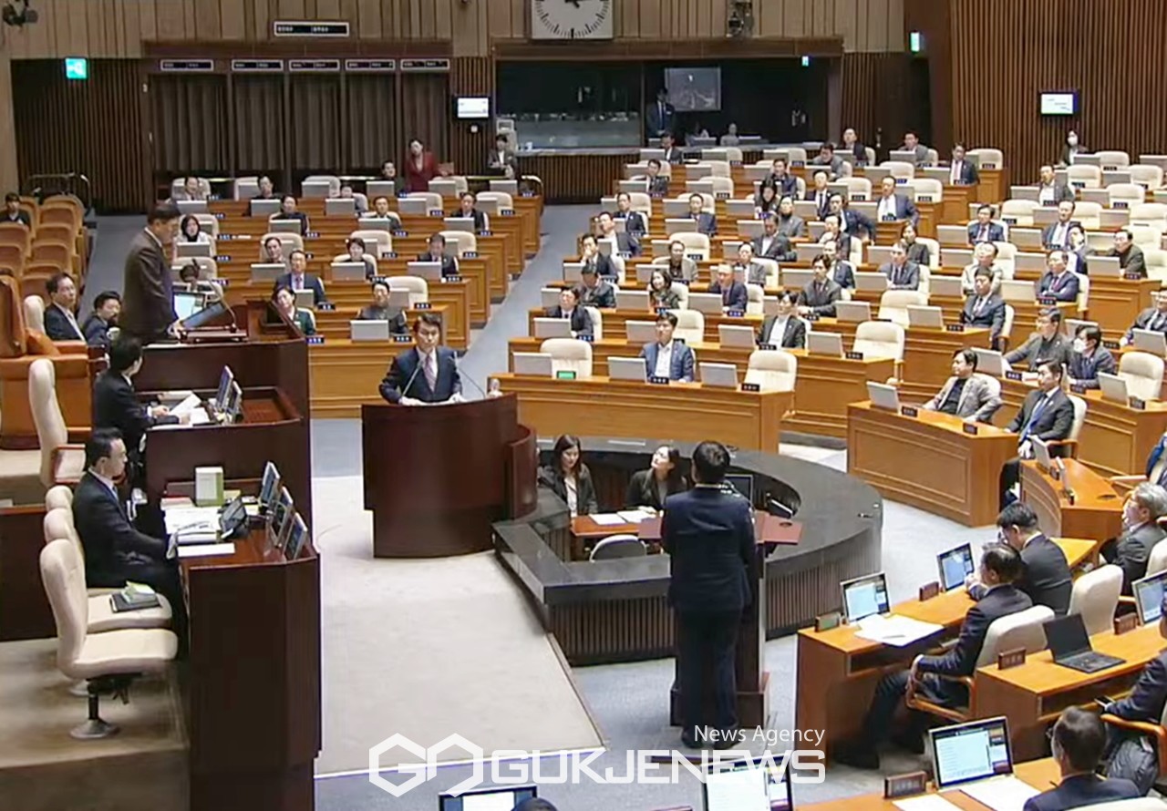 ▲우원식 국회의장은 11일 오후 국회 본회의 12.3 비상계엄 관련 현안질의에서 윤상현 국민의힘 의원을 향해 대통령의 명에 의해서 군대가 국회에 총을 들고 왔는데 그것을 통치행위로 얘기하는 것이 말이 되느냐고 비난하고 있다,/사진=이용우 기자 