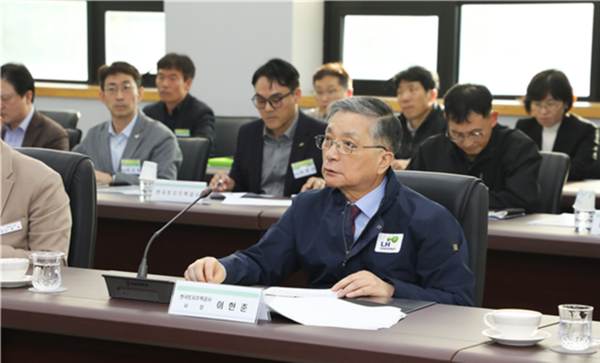 (사진제공=LH) 지난 11월 이한준 사장이 하남교산지구를 방문한 뒤, 주택착공 현황을 점검하고 있다.