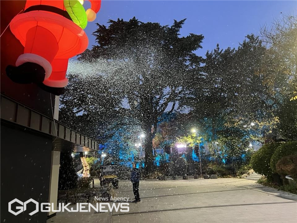 이번 주말 스노우타임 행사를 앞두고, 눈 내리는 현장을 테스트하고 있다