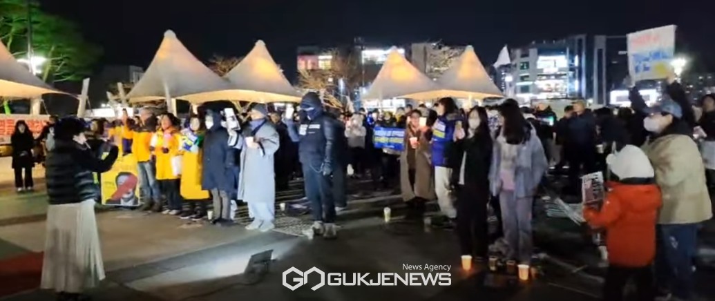 13일 윤석열 탄핵 촛불집회가 충남 서산시 서산중앙호수공원에서 개최되고 있는 가운데 시민들이 집회에 함께 참여하고 있다(사진/독자 제공)