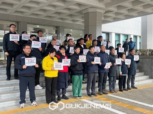 윤석열정권퇴진·한국사회대전환 제주행동(이하 제주행동)이 16일 오전 제주도의회 앞에서 기자회견을 열고 광장 민주주의 힘으로 만든 내란주범 윤석열 즉각 파면을 촉구하고 나섰다.[사진=문서현 기자]