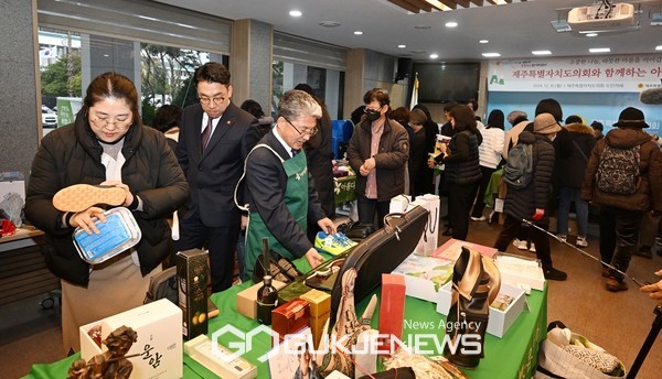제주도의회(의장 이상봉) 에서는16일, 제주도의회 일원에서 한 해를 따뜻하게 마무리하는 2024 송년 나눔의 날 행사를 개최했다[사진=제주도의회]