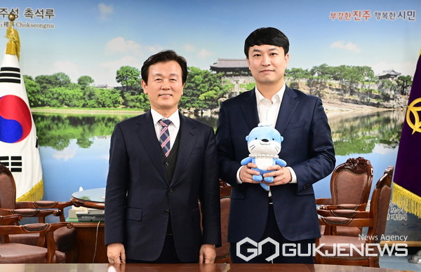 조규일 시장과 강주호 회장이 기념사진을 촬영하고 있다 사진/진주시