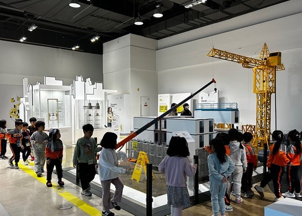 (사진제공=LH)국립과천과학관에 마련된 건설 분야 특별기획전을 찾은 어린이 관람객 모습