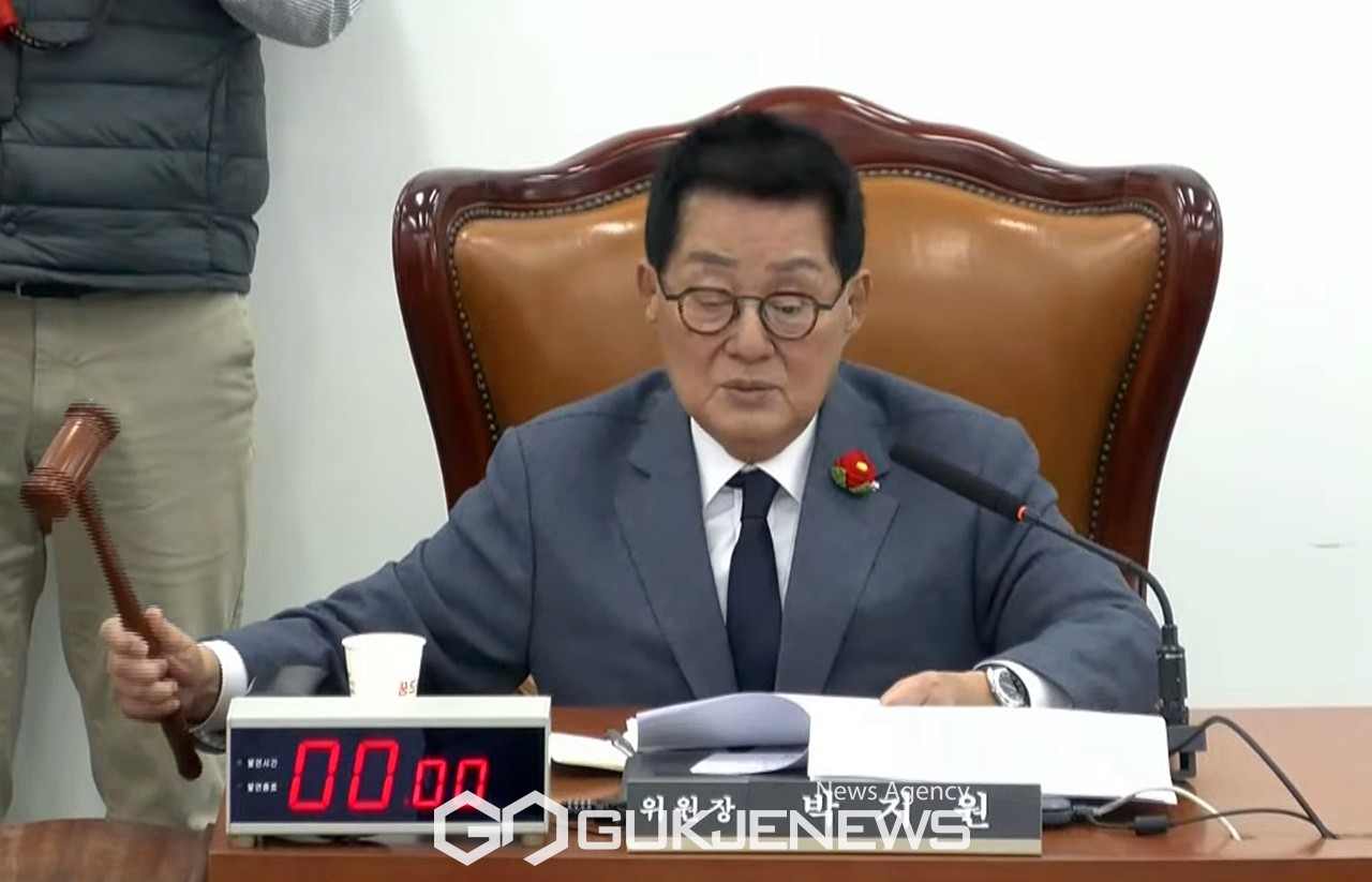 ▲국회 헌법재판관 인사청문특별위원회는 18일 오전 국민의힘 의원들이 불참한 가운데 헌법재판관 선출을 위한 인사청문회안을 야당 단독으로 의결하고 있다./사진=이용우 기자 