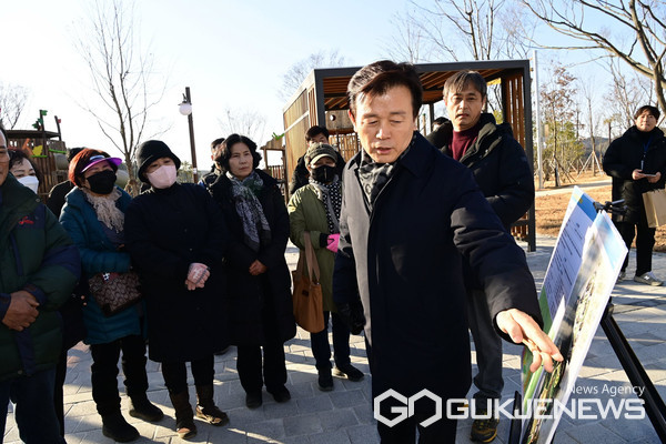 (사진제공=진주시)조규일 시장이 기부채납 전 장재공원에 대한 현장 점검에 나섰다