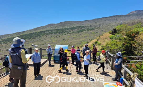 제주도 한라산국립공원관리소는 올해 한라산국립공원 탐방프로그램에 대한 만족도를 조사한 결과, 평균 93점의 높은 점수를 받았다고 밝혔다.[사진=한라산국립공원관리소]