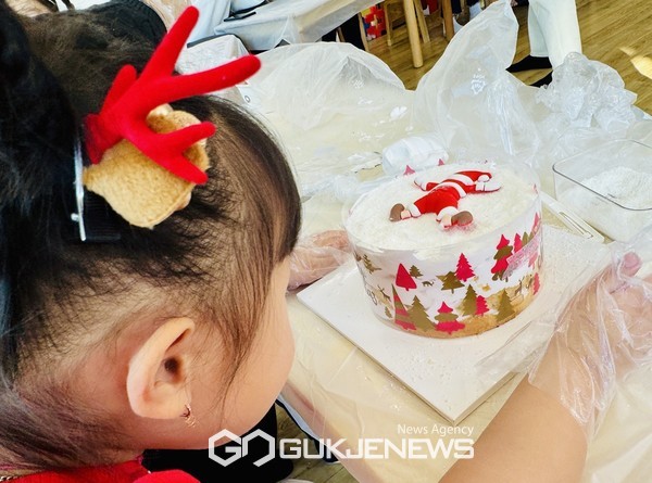  제주삼다수봉사대가 연말을 맞아 도내 장애아 전문 어린이집 4곳과 공사가 운영하는 임대주택 가정들을 대상으로 ‘해피 크리스마스 봉사활동’을 진행해 사랑의 온기를 나눴다.[사진=제주개발공사]