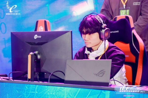 하스스톤에서 1위를 차지한 이정우 선수 (사진=IEF 제공)