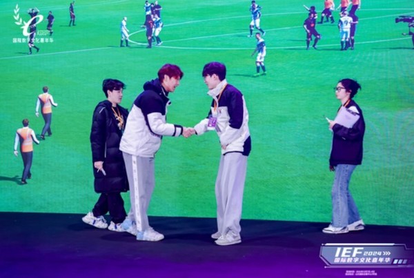 FC Online 부분의 중국 지등지운 선수와 한국 백경민 선수가 경기 후 악수를 나누고 있다.(사진=IEF 제공)