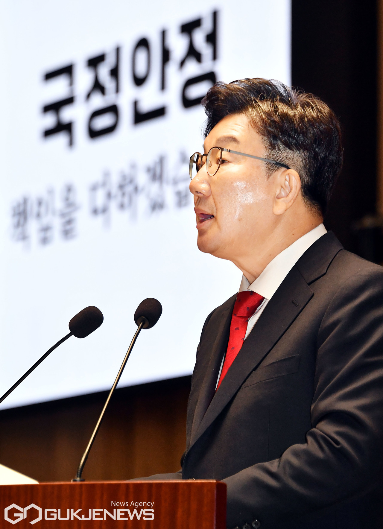 비대위원장 관련 발언하는 권성동