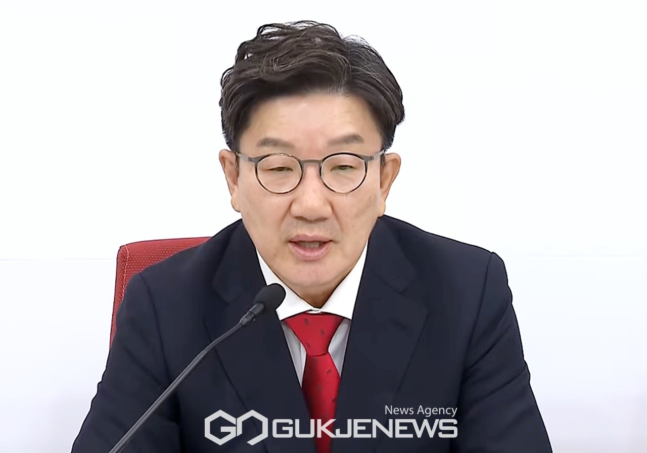 ▲권성동 국민의힘 대표 권한대행 겸 원내대표는 24일 오후 국회에서 현안 기자회견을 열고 한덕수 대통령 권한대행 탄핵안을 강행한다면 민주당의 1당독재, 이재명 유일 체제를 전면화하겠다는 선언과 다름 없고 그동안 요청한 국정안정이 국정탈취였다는 것을 자백하는 꼴이될 것이라며 탄핵 결정 취소를 촉구하고 있다./사진=이용우 기자