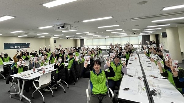(사진제공=LH) LH 임직원들이 모여 선물 꾸러미를 제작하는 모습