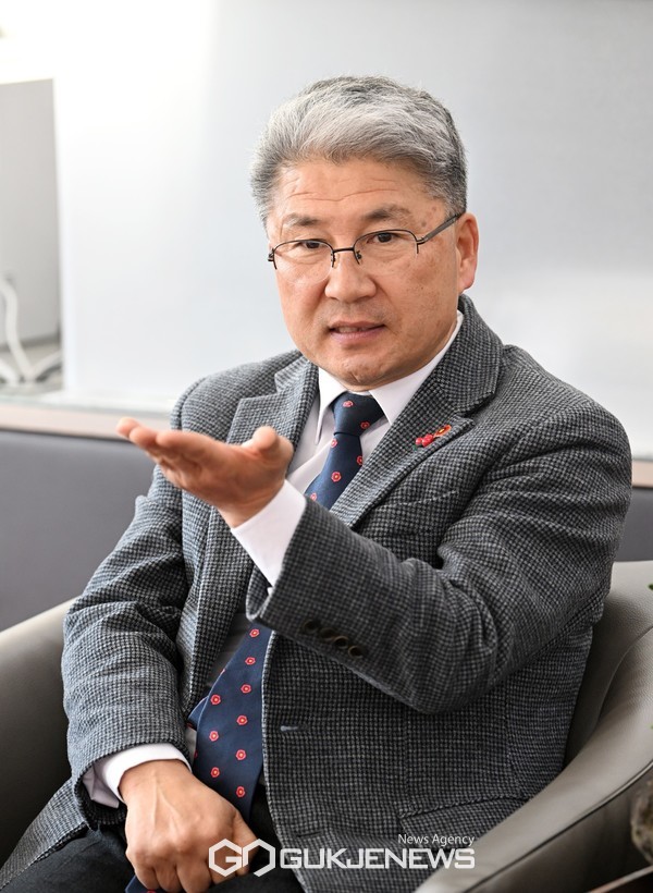 이상봉 제주도의회 의장은 26일 오전 제주도의회 도민카페에서 2025년 신년대담 기자회견을 열고 새해에는 도민의 삶 질 개선을 최우선으로 삼고, 민생 경제의 안정과 회복을 위해 지속적으로 노력하겠다고 밝혔다.[사진=제주도의회]